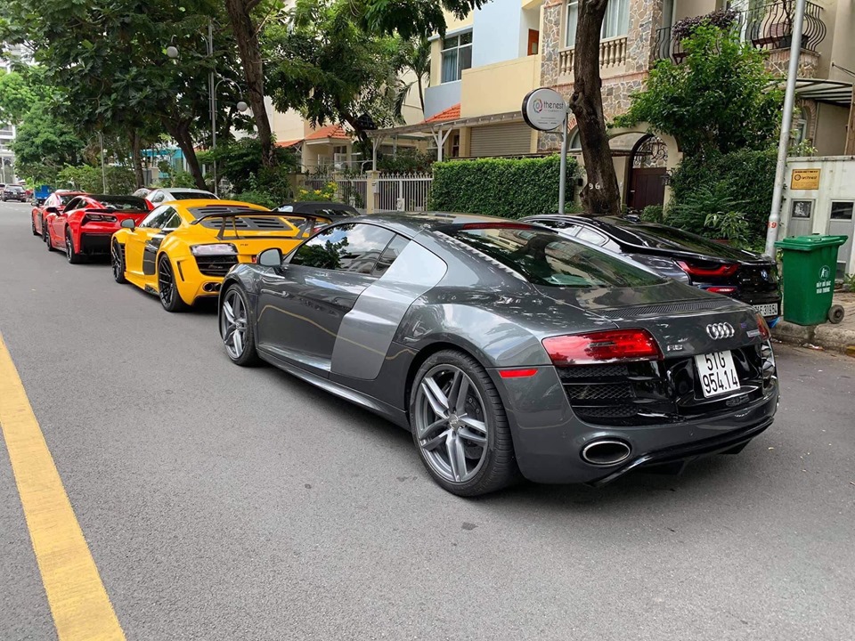 Si&ecirc;u xe Audi R8 đời cũ c&ograve;n lại mang m&agrave;u sơn x&aacute;m l&ocirc;ng chuột trang bị động cơ V10 v&agrave; số s&agrave;n