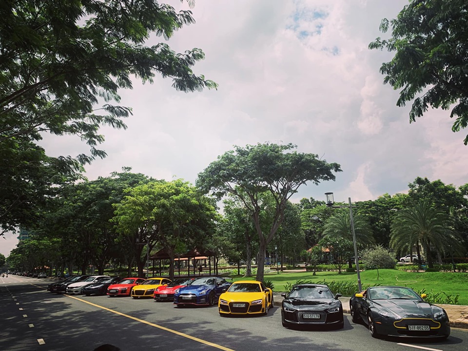 Bộ đ&ocirc;i Audi R8 V10 Plus m&agrave;u sơn đỏ v&agrave; đen