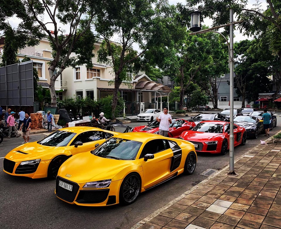 Cặp đ&ocirc;i Audi R8 đời cũ c&ugrave;ng mang m&agrave;u v&agrave;ng cũng như mang g&oacute;i độ body kit của Prior Design v&agrave; Regula