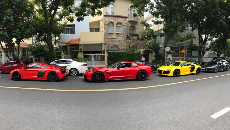 Si&ecirc;u xe Audi R8 V10 Plus m&agrave;u đỏ đỗ h&agrave;ng đầu ti&ecirc;n