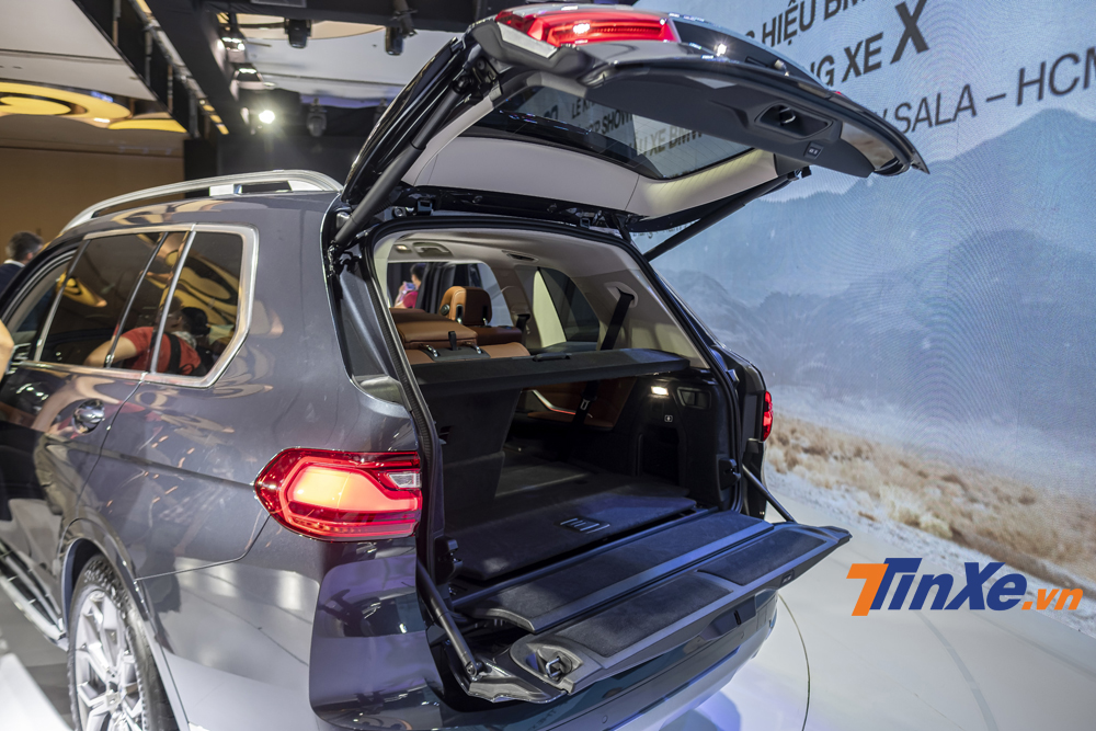 Cốp sau của BMW X7 được mở làm hai phần riêng biệt, sẽ tạo sự thuận tiện hơn cho người dùng khi muốn đưa những đồ vật lớn vào trong xe.
