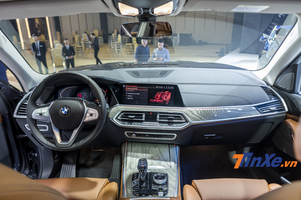 Không gian nội thất bên trong BMW X7 cũng rất sang trọng và hiện đại với những đường nét thiết kế hài hoà trên bề mặt táp-lô và nội thất bọc da Merino cao cấp.