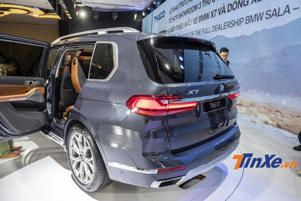 Phần đuôi xe của BMW X7 được thiết kế khá vuông vắn với đèn chiếu hậu dạng LED cùng với một thanh mạ crôm chạy ngang, tạo cảm giác liền mạch khi nhìn từ phía sau.