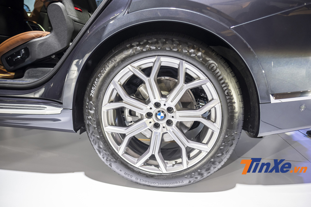 Ngoài các công nghệ an toàn như ABS, EBD, BA, ESP..., BMW X7 tại Việt Nam còn nổi bật với tính năng đánh lái bánh sau Integral Active Steering tuỳ theo tốc độ khiến cho việc điều khiển mẫu xe này trở nên linh hoạt hơn rất nhiều.