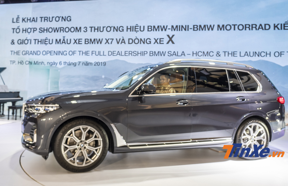 BMW X7 sở hữu các số đo DxRxC tương ứng là 5.151 x 2.000 x 1.805 mm. Chiều dài cơ sở của xe cũng lên tới 3.105 mm.