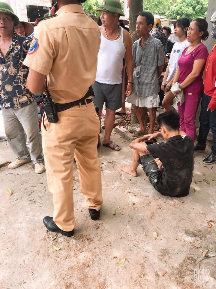 Nam thanh ni&ecirc;n &aacute;o đen điều khiển xe m&aacute;y ng&atilde; xe sau khi đ&acirc;m CSGT, bị thương nhẹ