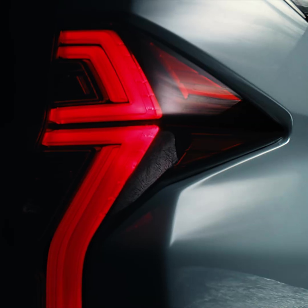 Cụm đèn hậu của Mitsubishi Pajero Sport 2020 vẫn nằm dọc nhưng có tạo hình bên trong mới