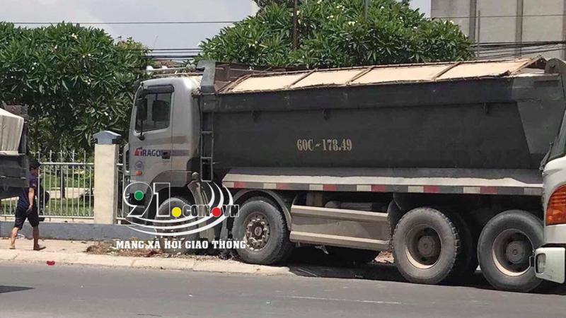 Chiếc xe ben lao lên vỉa hè sau vụ tai nạn