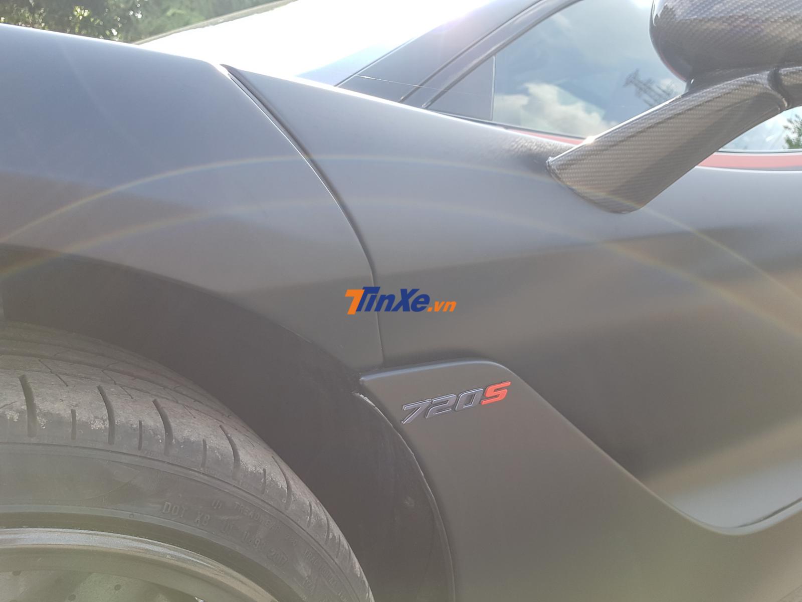 B&ecirc;n h&ocirc;ng xe c&oacute; logo 720S