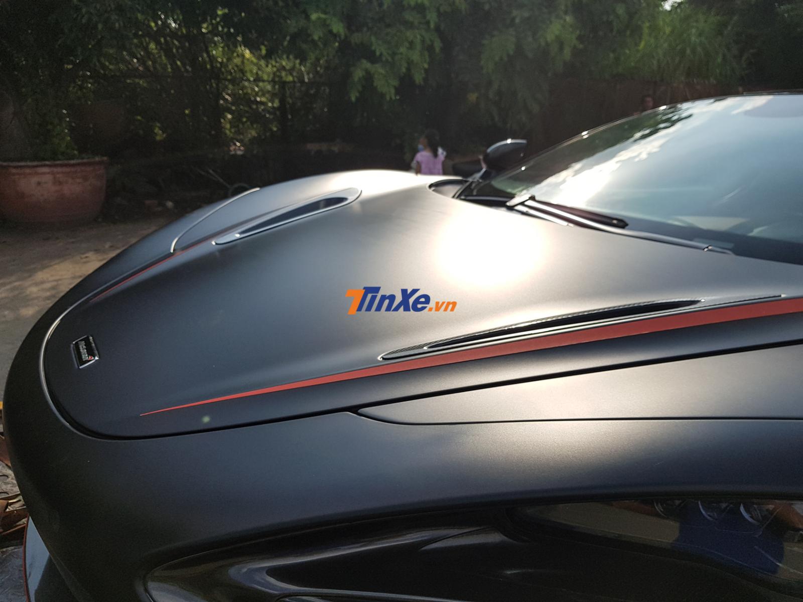 Nắp cap&ocirc; của chiếc McLaren 720S n&agrave;y c&oacute; th&ecirc;m 2 sọc m&agrave;u đỏ