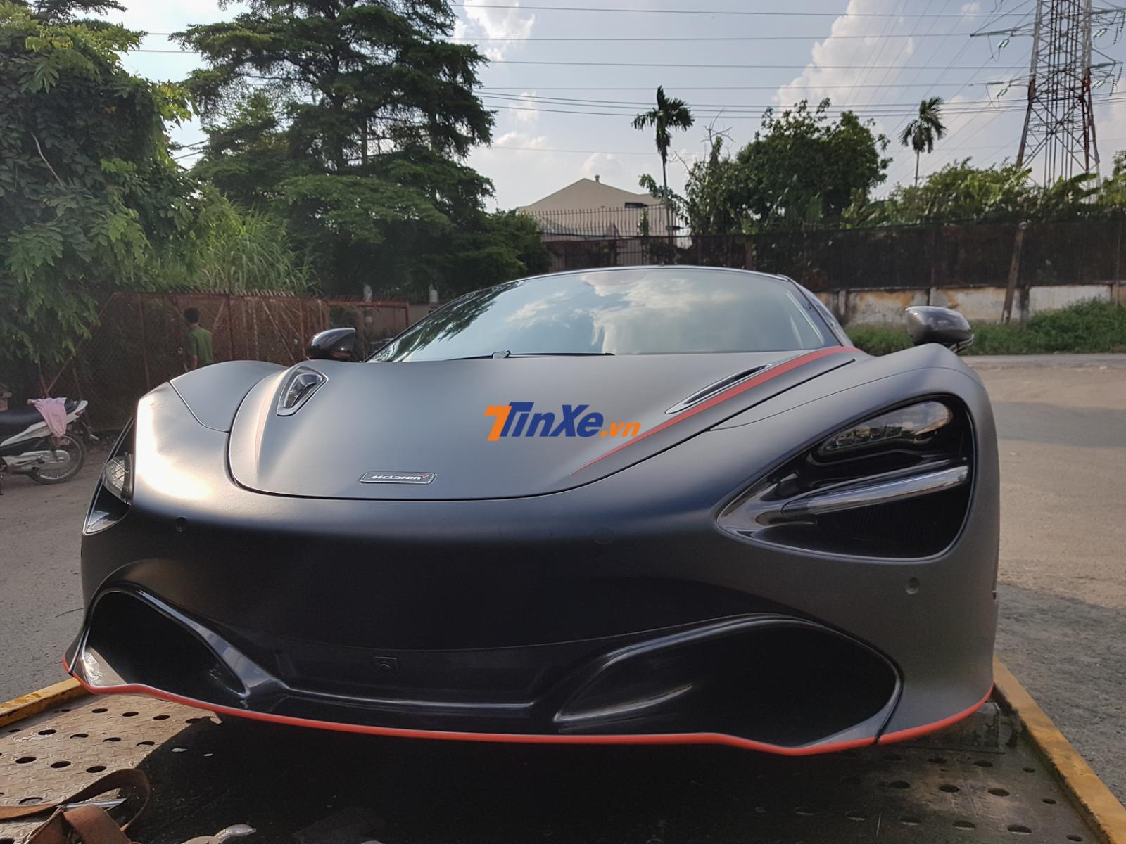 Cận cảnh vẻ đẹp của si&ecirc;u xe McLaren 720S mang m&agrave;u sơn trắng Glacier mới thay &aacute;o đen nh&aacute;m