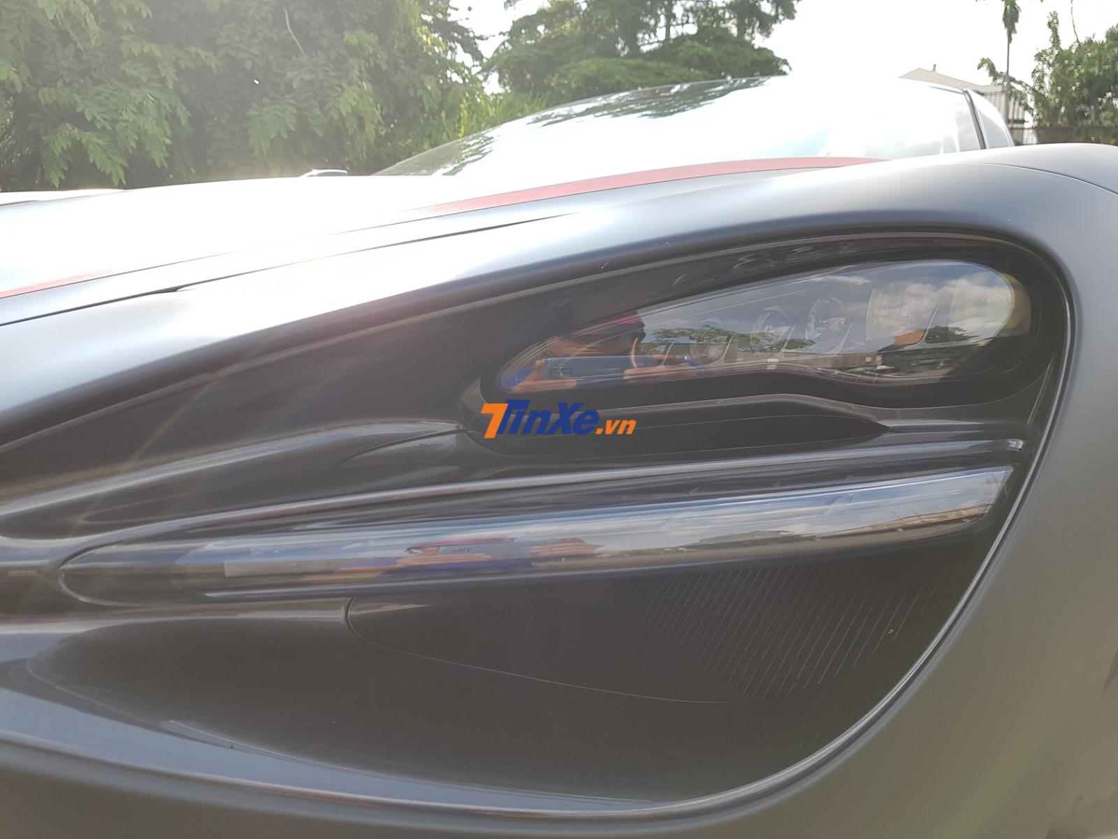 Đ&egrave;n pha LED thiết kế rất đẹp mắt tr&ecirc;n McLaren 720S. Ph&iacute;a dưới l&agrave; hốc gi&oacute; l&agrave;m m&aacute;t