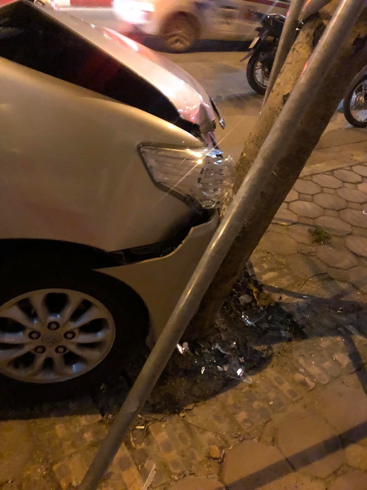 Chiếc Toyota Innova hư hỏng nặng đầu xe khi tông vào cây xanh