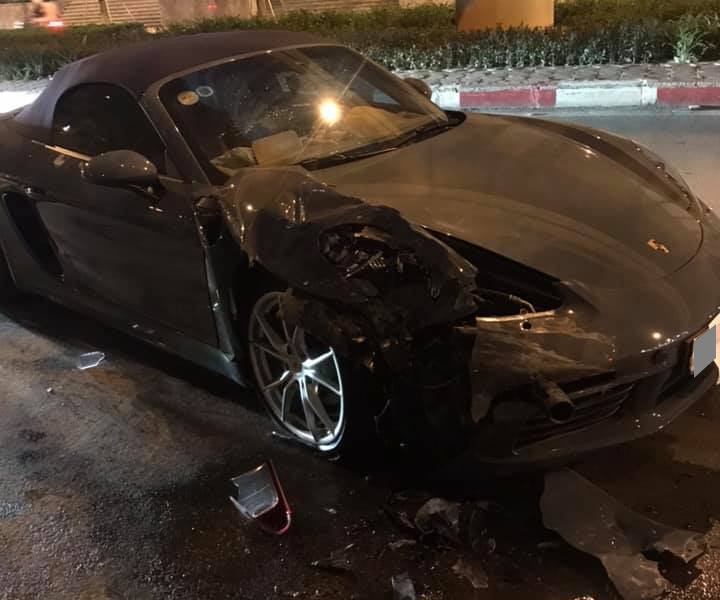 Chiếc Porsche 718 Boxster hư hỏng nặng sau khi tông vào đuôi xe Toyota Innova