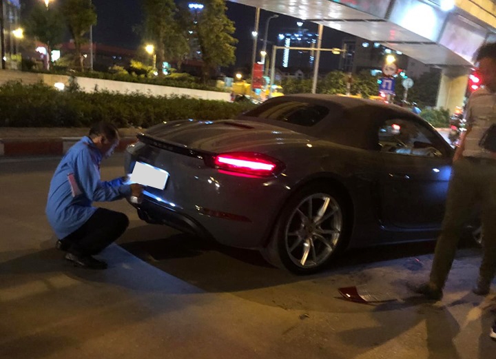 Porsche 718 Boxster gặp nạn có giá khởi điểm từ 3,69 tỷ đồng
