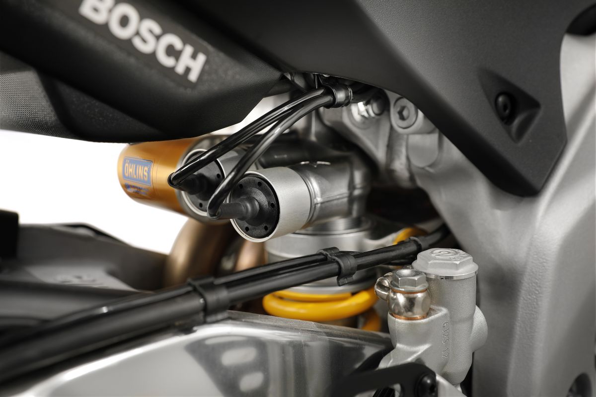 Hệ thống treo điện tử Ohlins tr&ecirc;n xe
