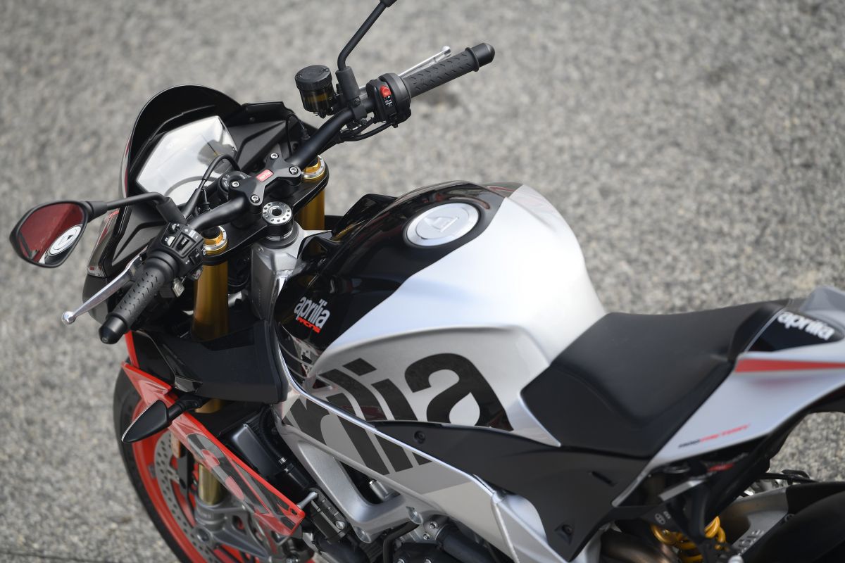 Aprilia Tuono V4 1100 Factory trang bị tay l&aacute;i dạng ống thay v&igrave; tay clip-on
