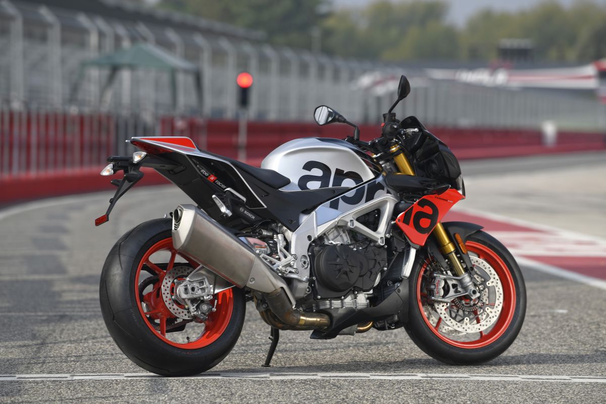 Xe mang thiết kế naked bike nhưng vẫn c&oacute; phần giống với RSV4 1100 Factory