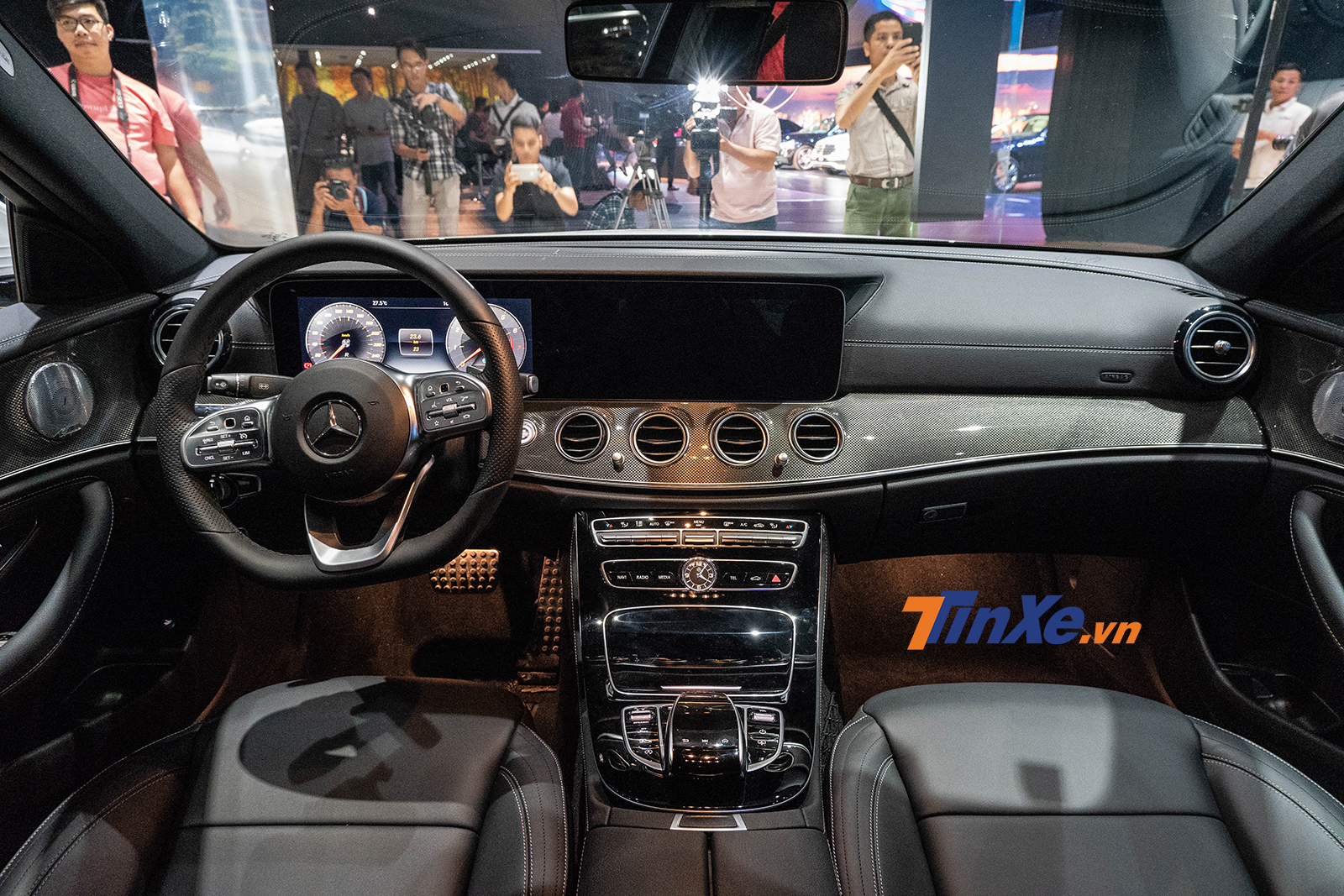 Nội thất của Mercedes-Benz E 350 AMG 2019