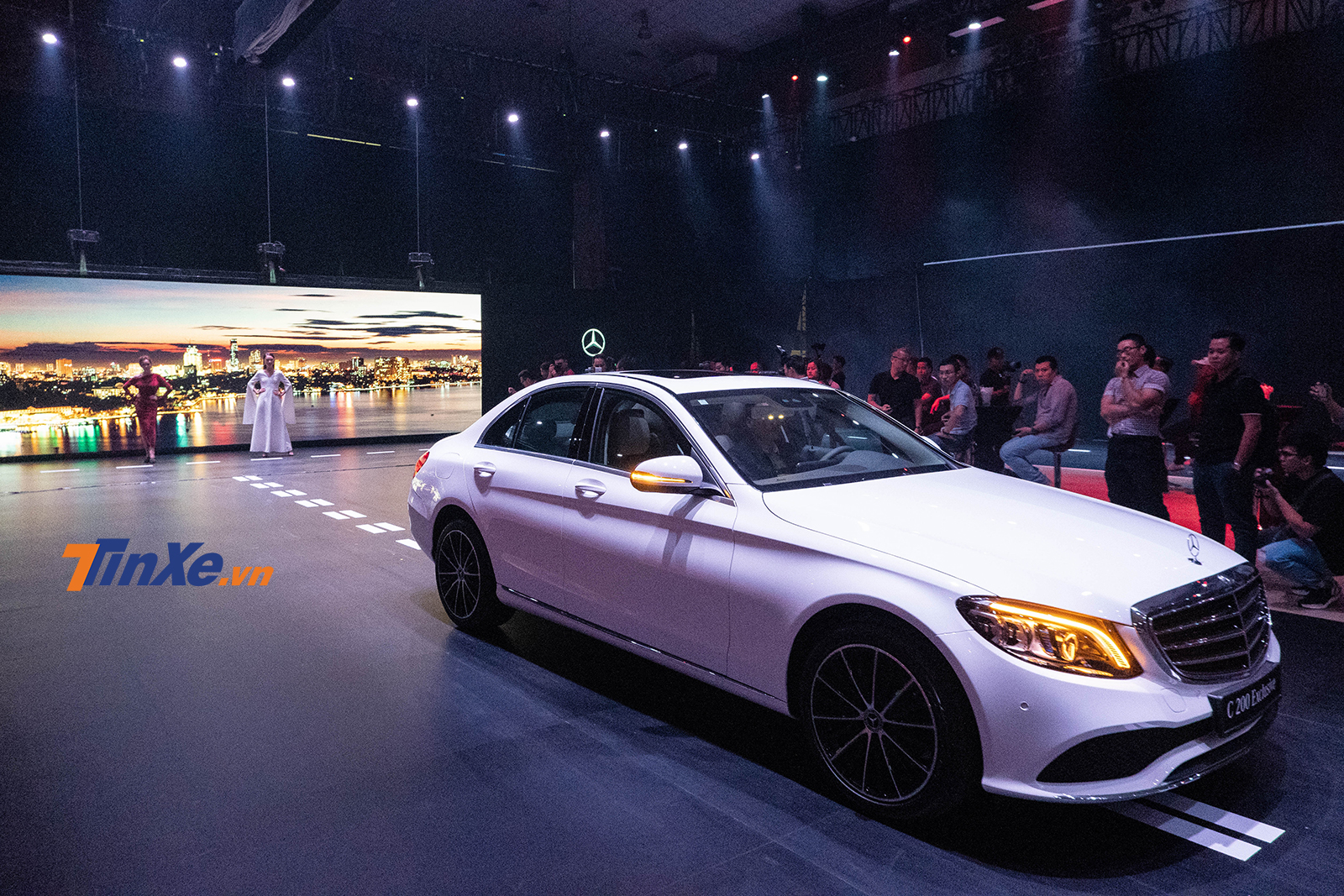 Mercedes-Benz Fascination 2019 được thiết kế như một s&agrave;n diễn catwalk lớn, nơi những cỗ m&aacute;y sang trọng ph&ocirc; diễn vẻ đẹp của m&igrave;nh dưới những &aacute;nh đ&egrave;n được thiết lập c&ocirc;ng phu