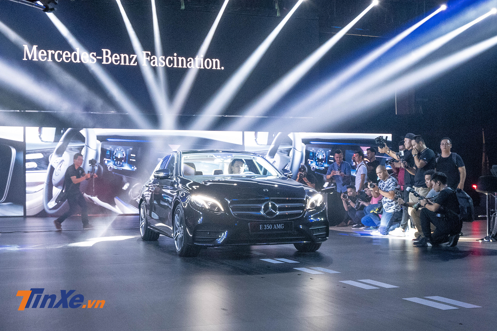 Sự xuất hiện của Mercedes-Benz E-Class 2019 với 3 phi&ecirc;n bản mới l&agrave; E 200, E 200 Sport v&agrave; E 350 AMG ch&iacute;nh l&agrave; t&acirc;m điểm của sự kiện
