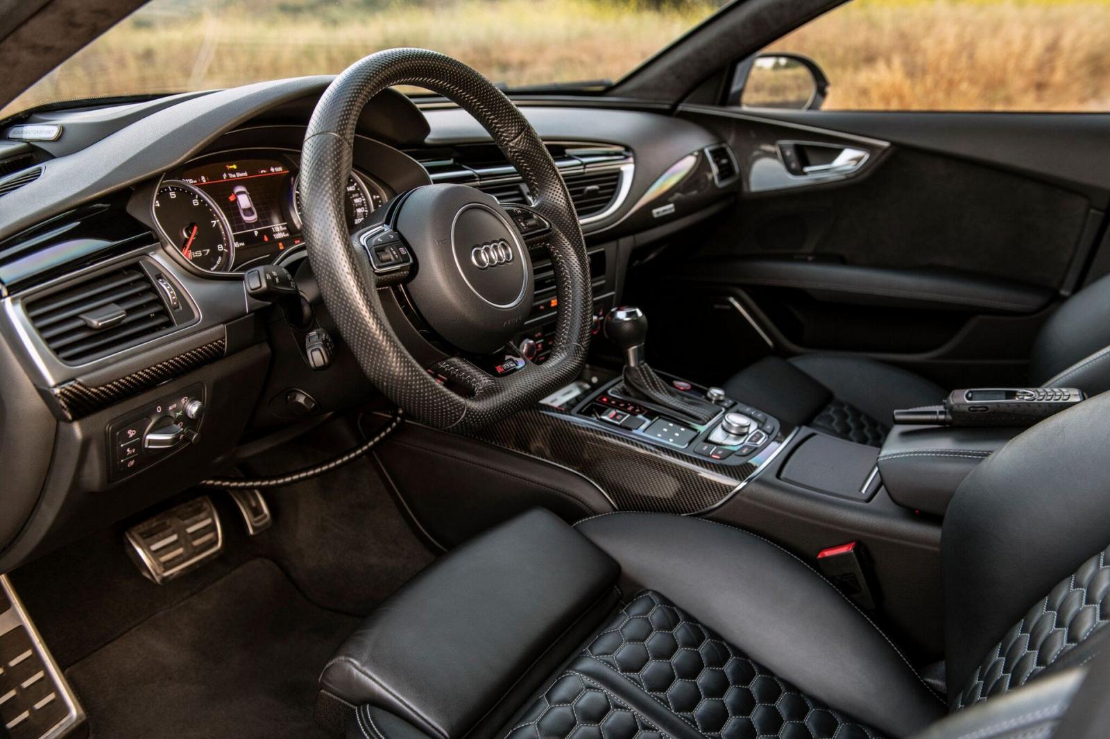 Trang bị hệ thống lái của xe cũng có những điểm bổ sung so với xe Audi RS7 tiêu chuẩn