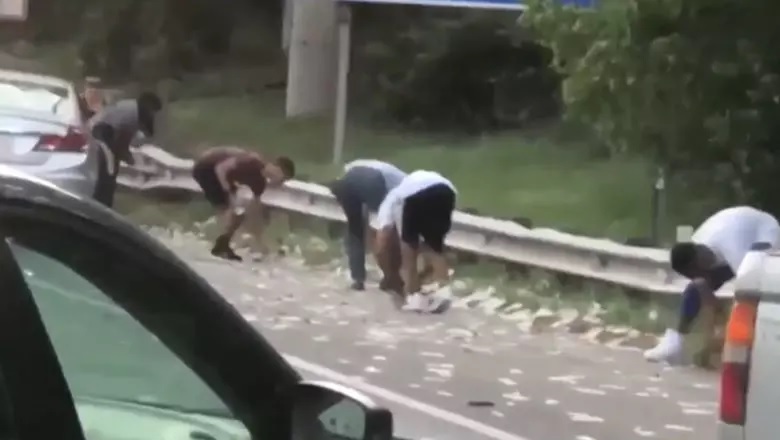 Các tài xế mải mê nhặt tiền
