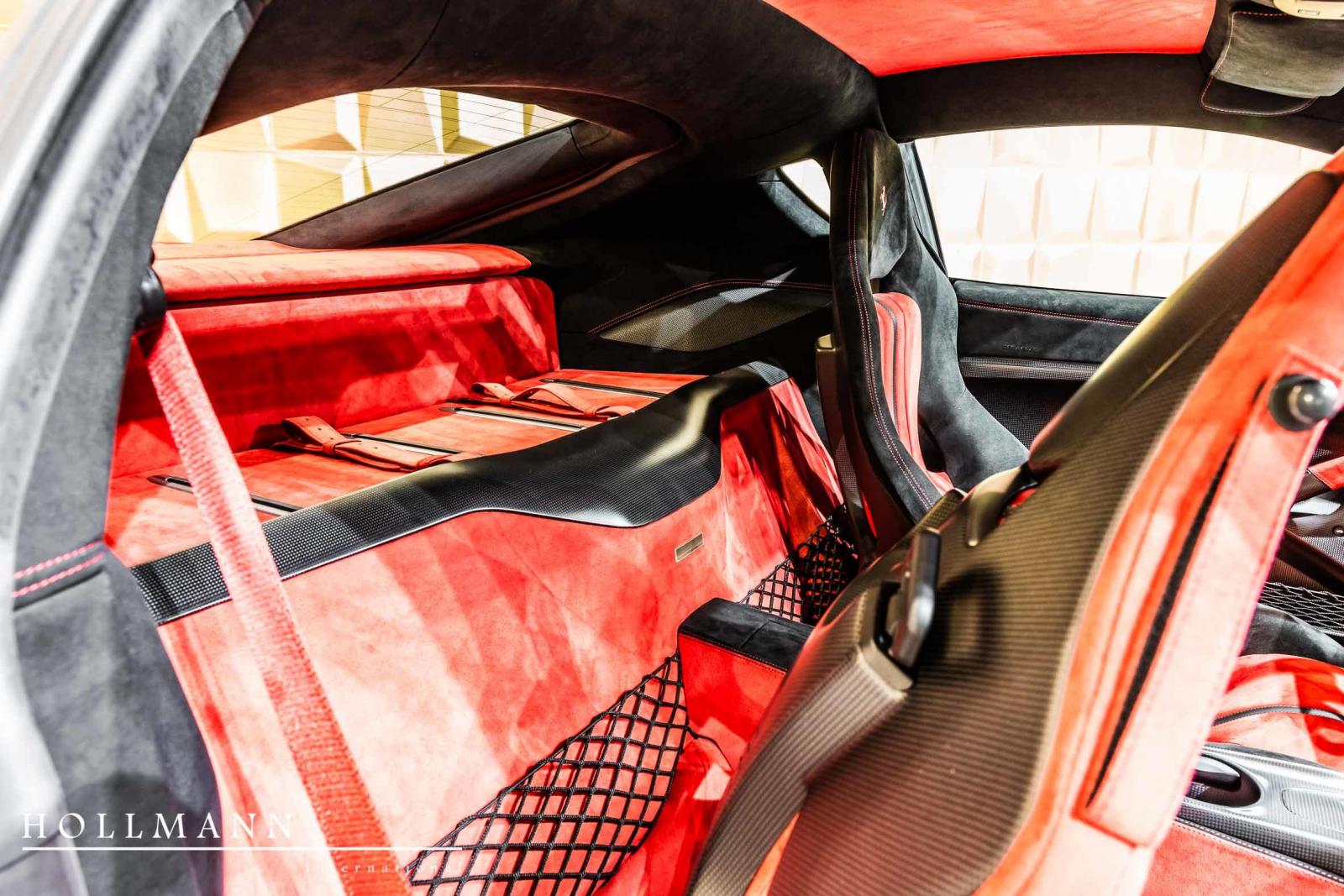 Khoang chứa đồ phía sau 2 ghế ngồi siêu xe Ferrari F12tdf mang màu sơn đỏ Rosso Fuoco