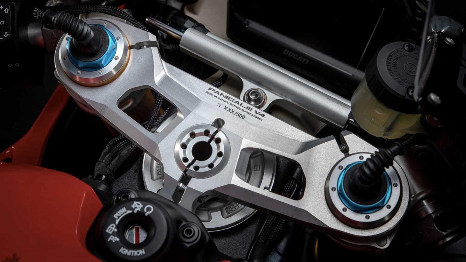 Ducati Panigale V4 25 Anniversario 916 sẽ được bổ sung trang bị chuẩn đua