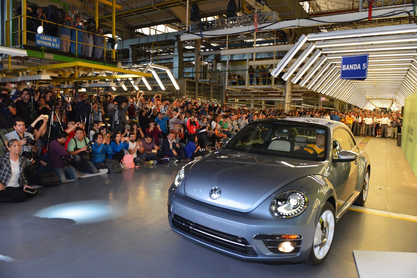 Những chiếc Volkswagen Beetle cuối c&ugrave;ng đ&atilde; lăn b&aacute;nh khỏi d&acirc;y chuyền lắp r&aacute;p ở&nbsp;Puebla, Mexico