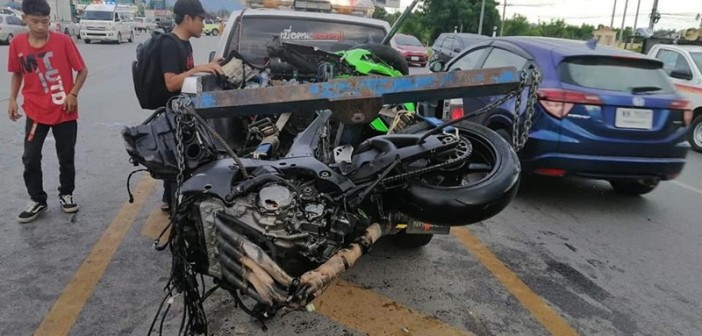 Mô tô phân khối lớn Kawasaki ZX-10R được cho lên xe cẩu đưa về trong tình trạng hư hỏng hoàn toàn