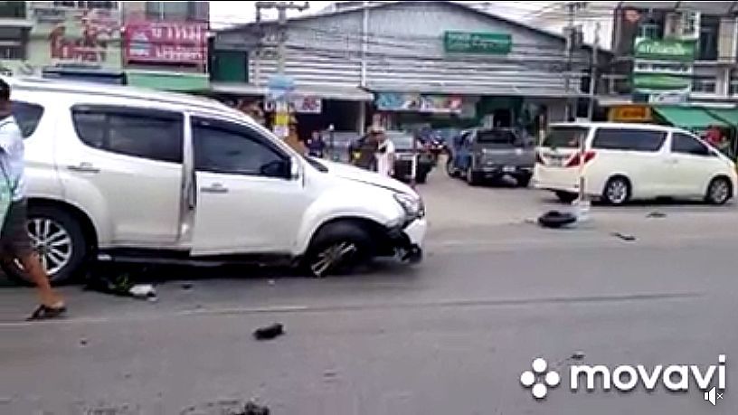 Chiếc xe ô tô bị đâm hỏng phần đầu bên phụ trước cổng chợ tại Thái Lan