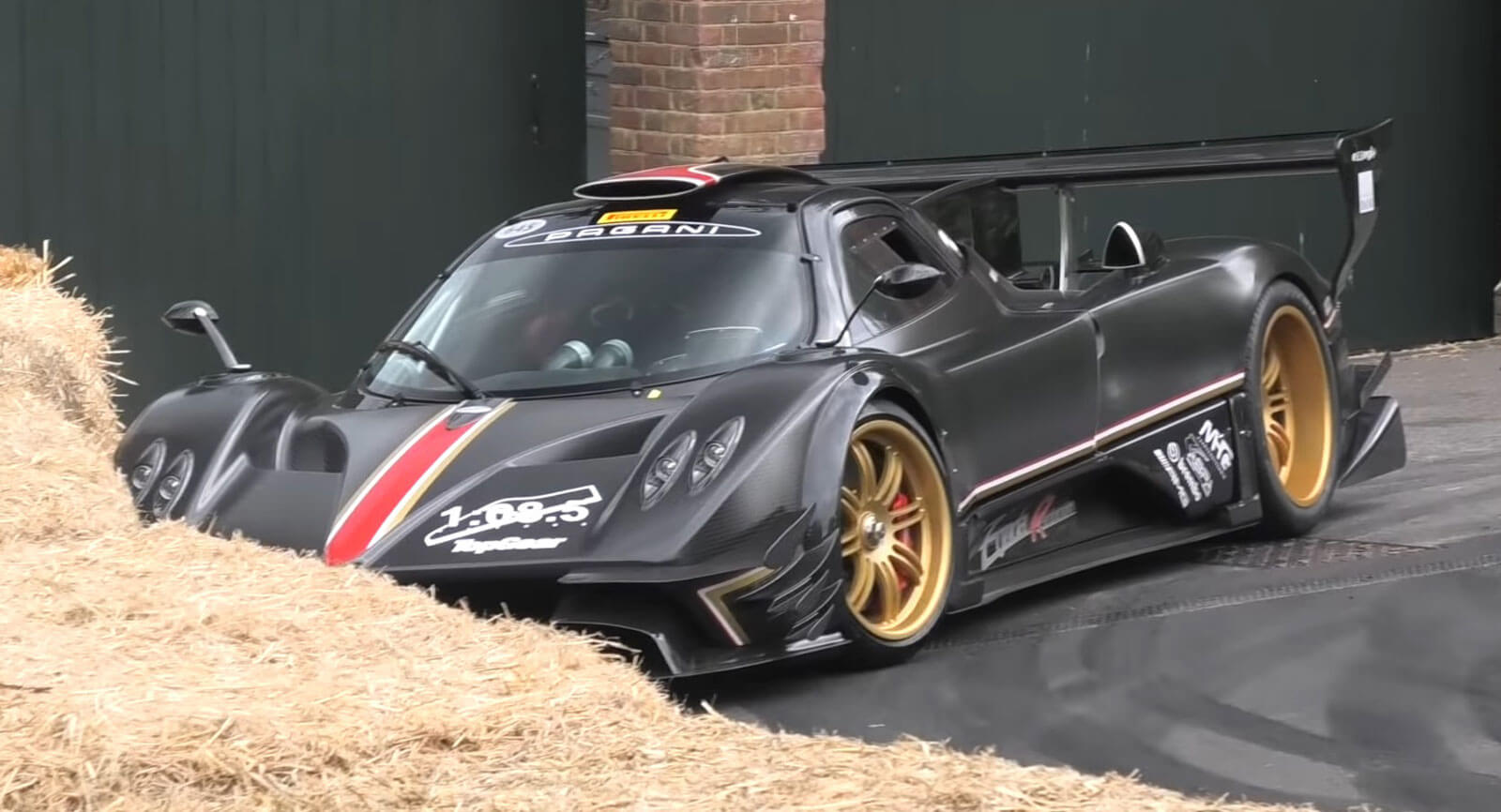 Siêu xe Pagani Zonda Revolucion tông vào hàng rào được dựng bằng rơm