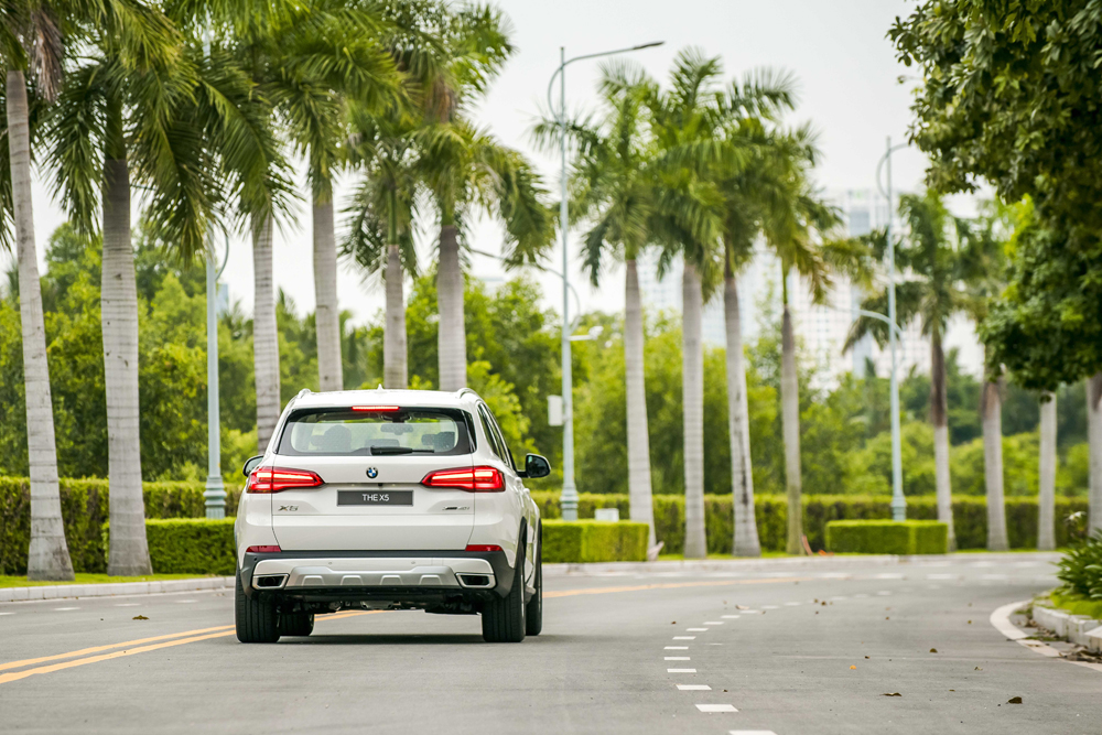 Đi về phía sau, toàn bộ hệ thống đèn hậu đều được trang bị công nghệ LED, với thiết kế đồ họa 3 chiều thể hiện kỹ thuật điêu khắc hoàn hảo của những kỹ sư đến từ BMW. Các chi tiết thiết kế ở phía sau cũng góp phần mang đến cho đuôi xe một hình ảnh gọn gàng và rắn chắc hơn.