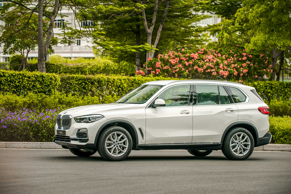 BMW X5 thế hệ thứ 4 có giá bán 4,299 tỉ VNĐ tại Việt Nam.