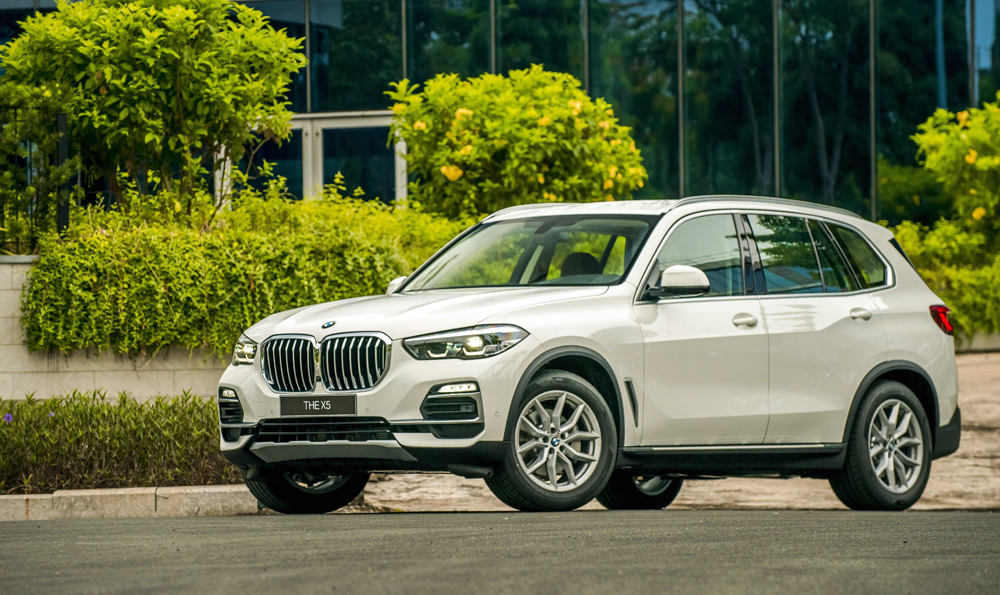 BMW X5 thế hệ thứ 4 vẫn sở hữu những đường nét rất đặc trưng của BMW nhưng được tái thiết kế sắc sảo hơn, cá tính hơn. Điển hình nhất có thể nhận ra sự thay đổi ở lưới tản nhiệt hình quả thận, đèn chiếu sáng, hốc đèn sương mù và cả những đường gân dập nổi chạy dọc thân xe.