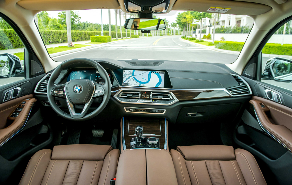 Bên trong BMW X5 thế thệ thứ 4 là một không gian nội thất lịch sự, trang trọng và không kém phần hiện đại.