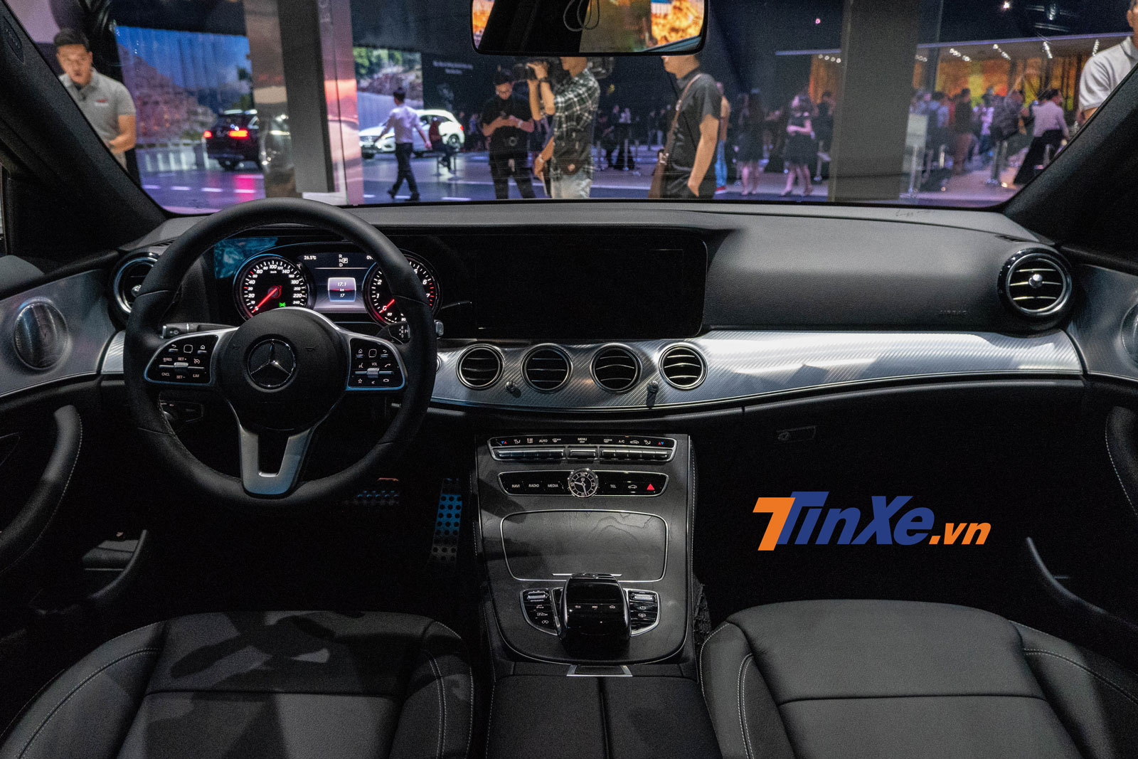 Tổng thể nội thất của Mercedes-Benz E 200 Sport 2019