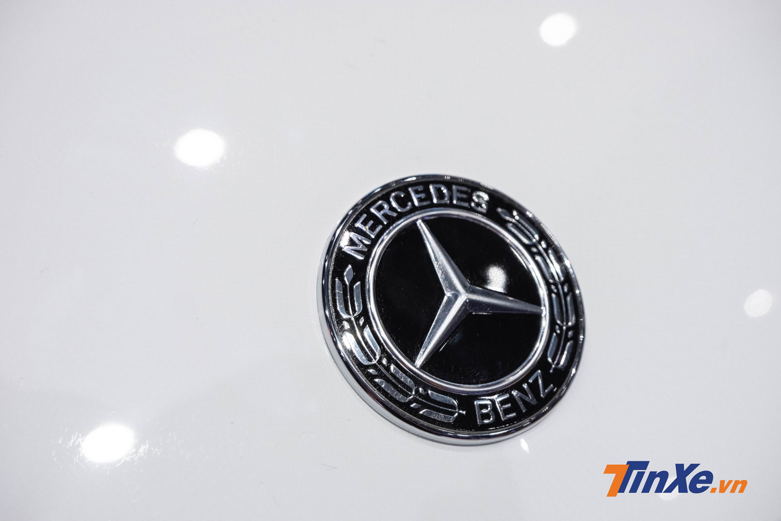 Logo Mercedes-Benz được đặt tr&ecirc;n nắp ca-p&ocirc; của bản E 200 Sport 2019