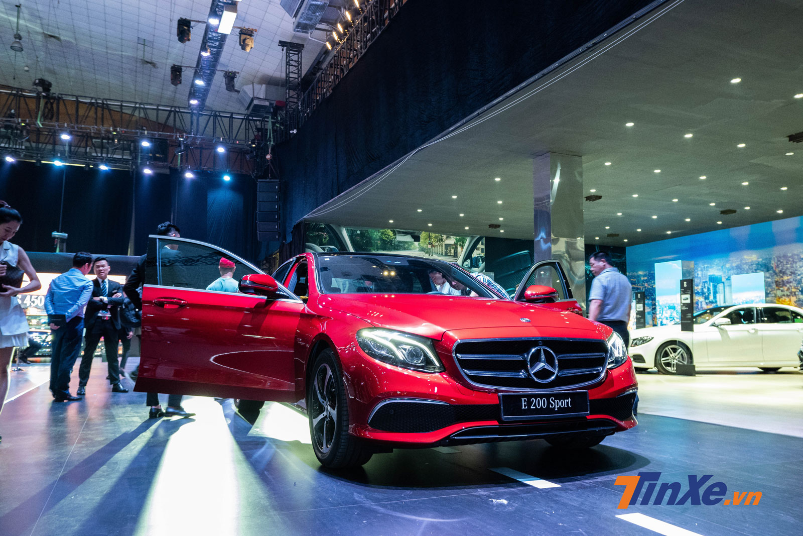 Cụm đ&egrave;n pha tr&ecirc;n xe full LED c&oacute; c&ocirc;ng nghệ Multibeam độc quyền của Mercedes