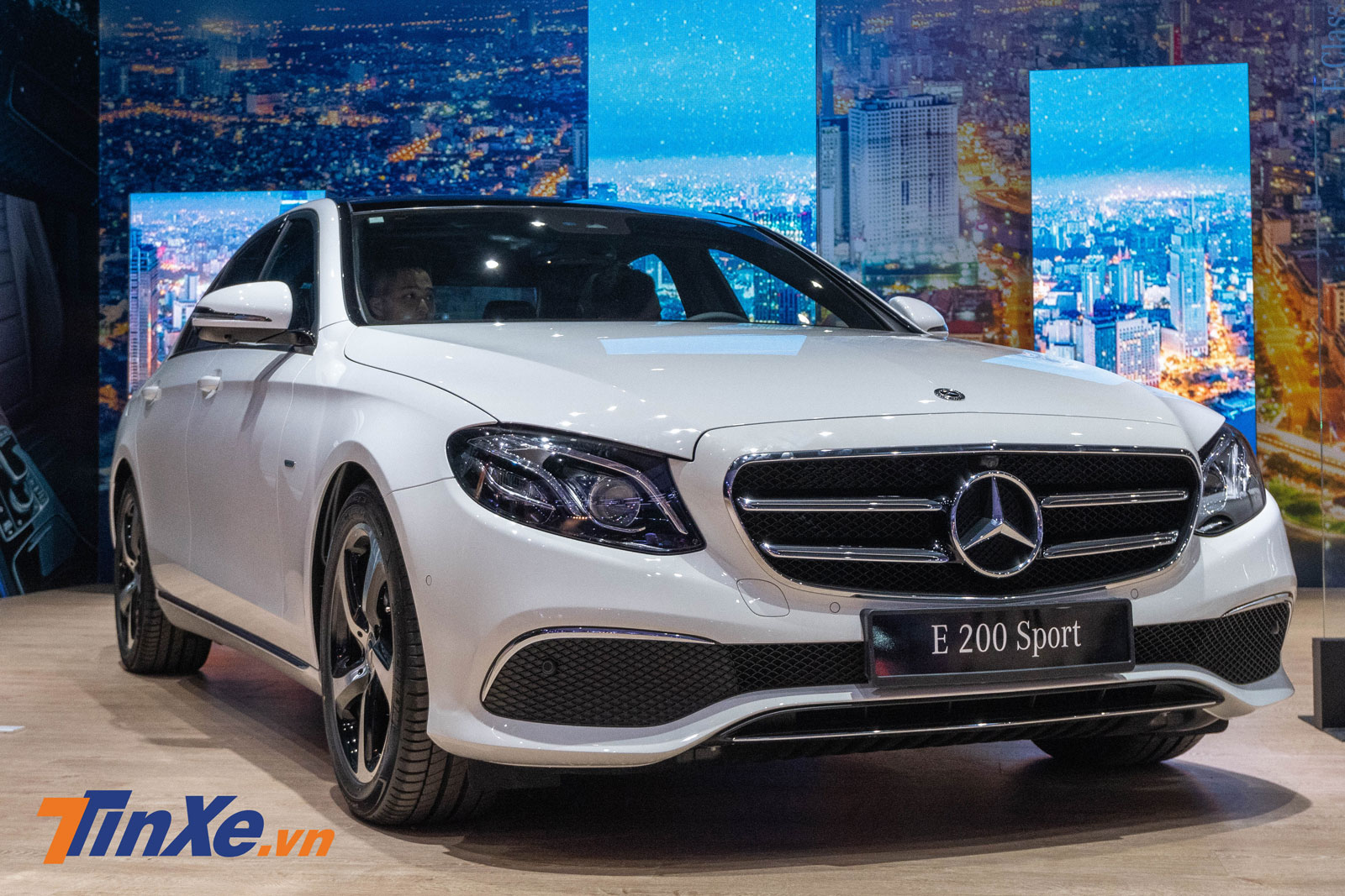 K&iacute;ch thước tổng thể của E 200 Sport kh&ocirc;ng x&ecirc; dịch nhiều so với E 200 ti&ecirc;u chuẩn, chỉ cao hơn một ch&uacute;t