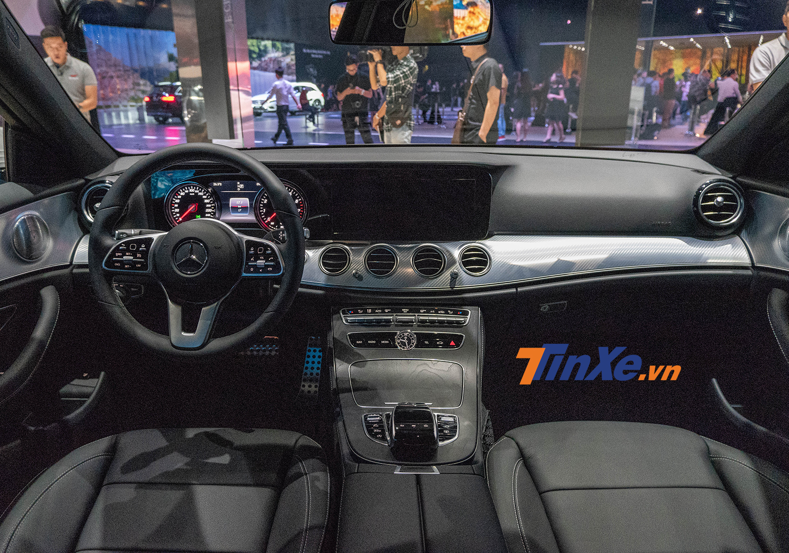 Tổng thể nội thất của bản E 200 Sport 2019 không khác bản E 200 nhưng cao cấp hơn với chất liệu sử dụng