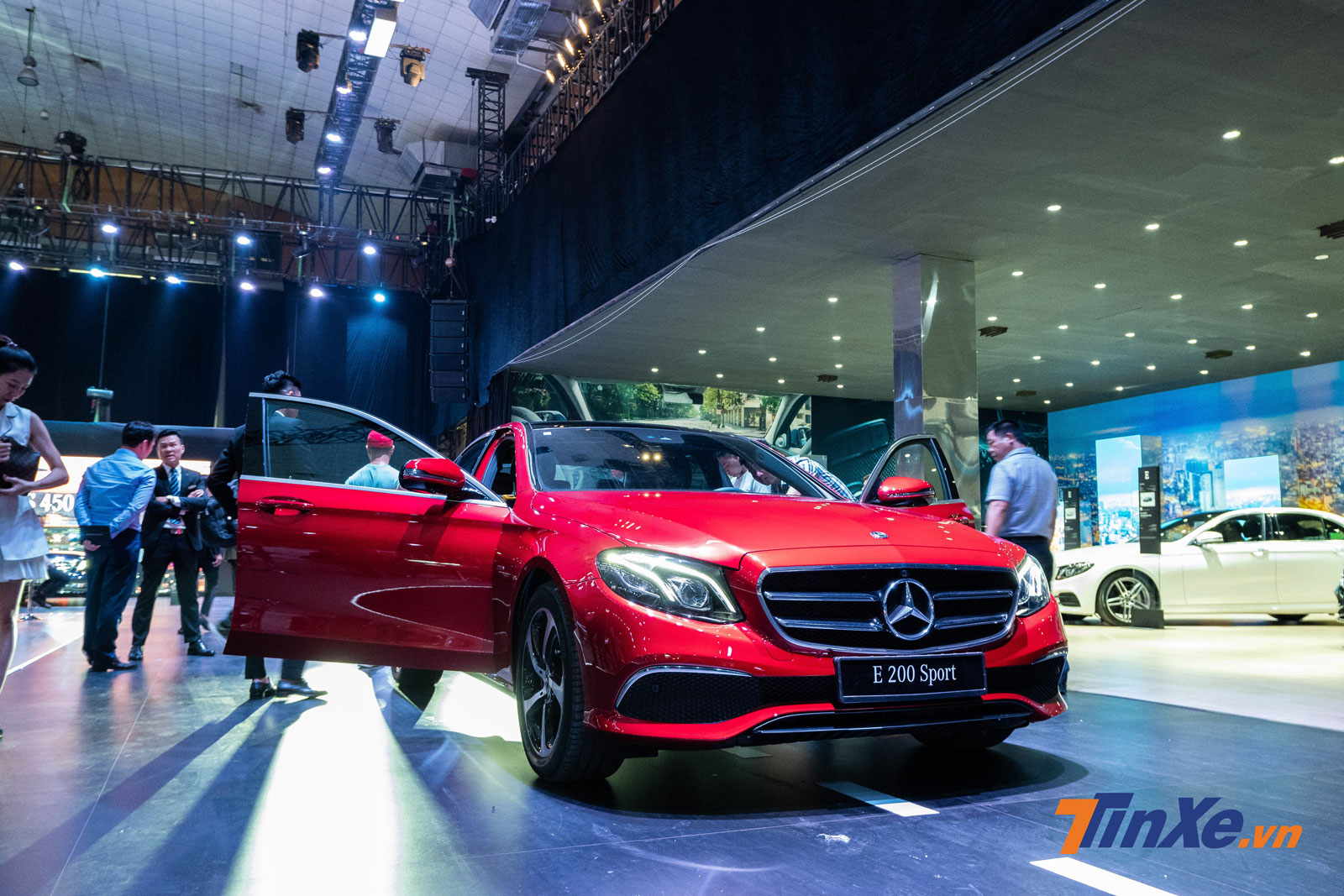 Công nghệ Multibeam LED đáng tiền của Mercedes-Benz không xuất hiện trên bản E 200 tiêu chuẩn