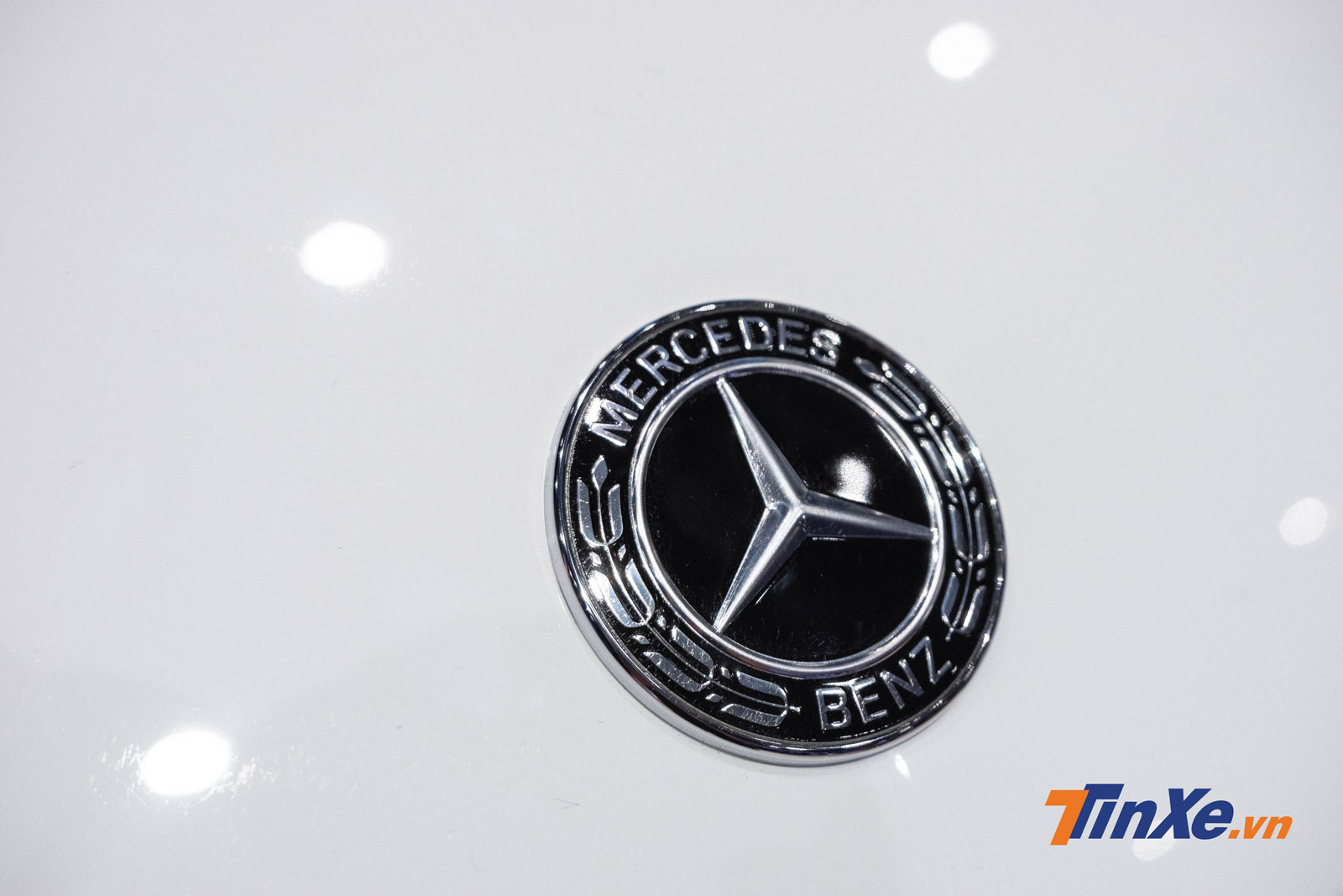 Logo dạng chìm có thiết kế bắt mắt hơn trên E 200 Sport 2019