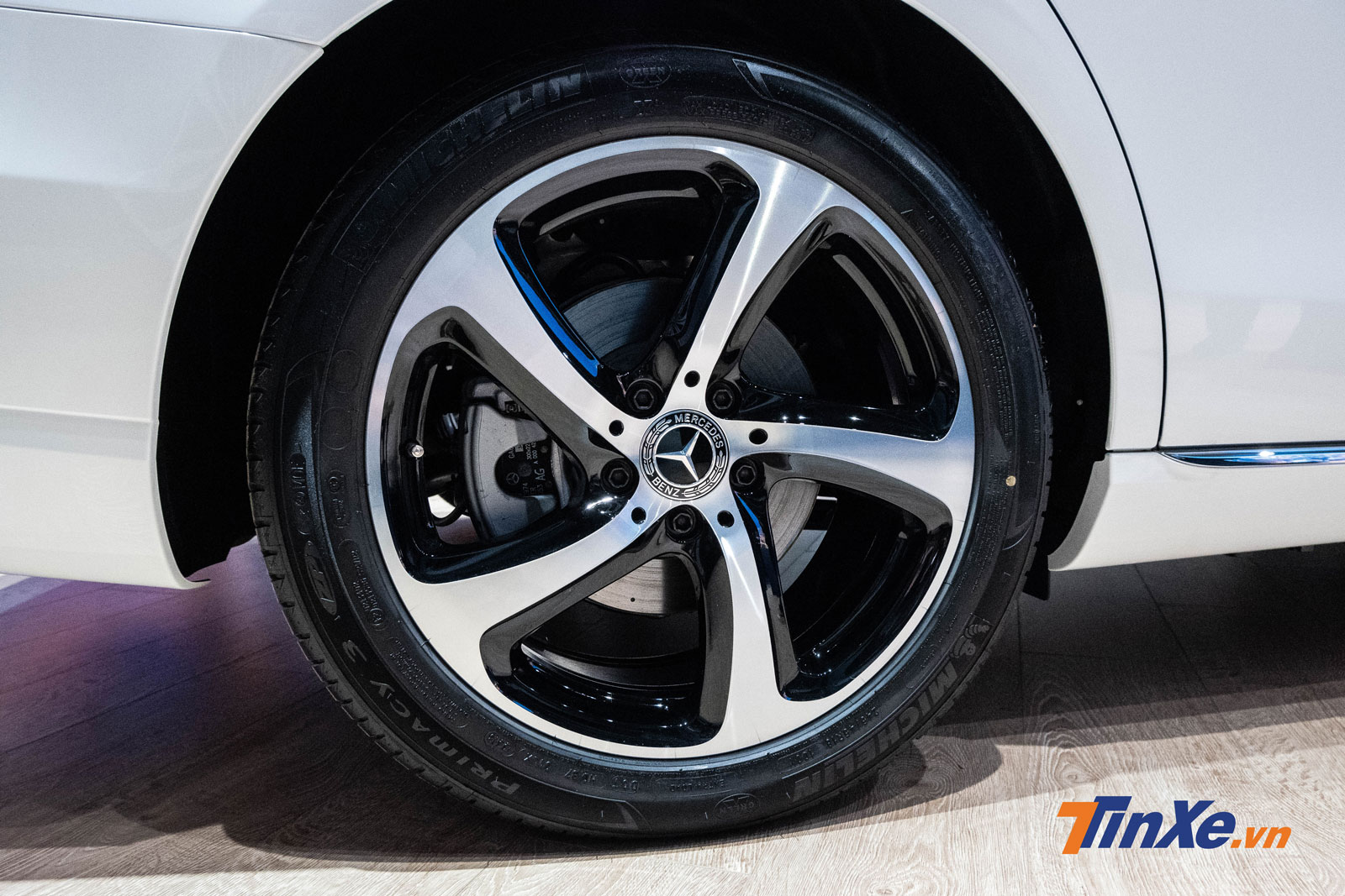 Mâm hợp kim trên bản E 200 Sport 2019 là loại 5 chấu kích cỡ 18 inch