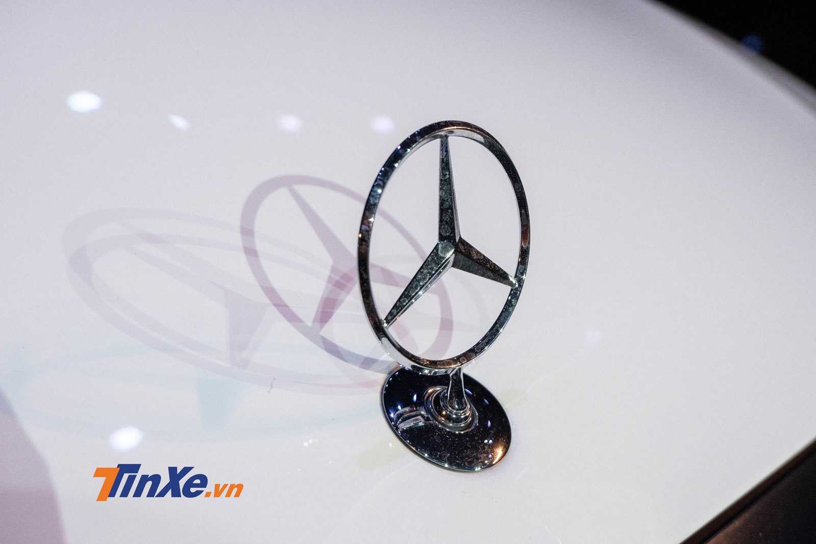 Logo dạng nổi trên E 200
