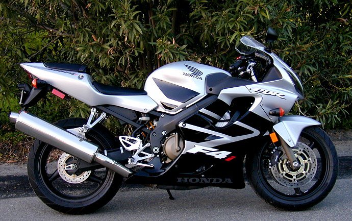 Mẫu Sport bike 4 xy-lanh tiền th&acirc;n của Honda CBR650R v&agrave; CB650R