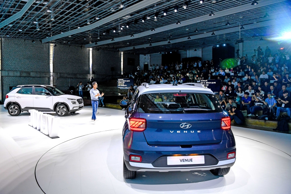 Hyundai Venue 2019 l&agrave; mẫu SUV cỡ B nhắm đến đối tượng kh&aacute;ch h&agrave;ng trẻ tuổi