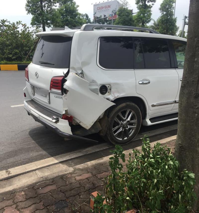 Lexus LX570 bị hỏng đáng kể