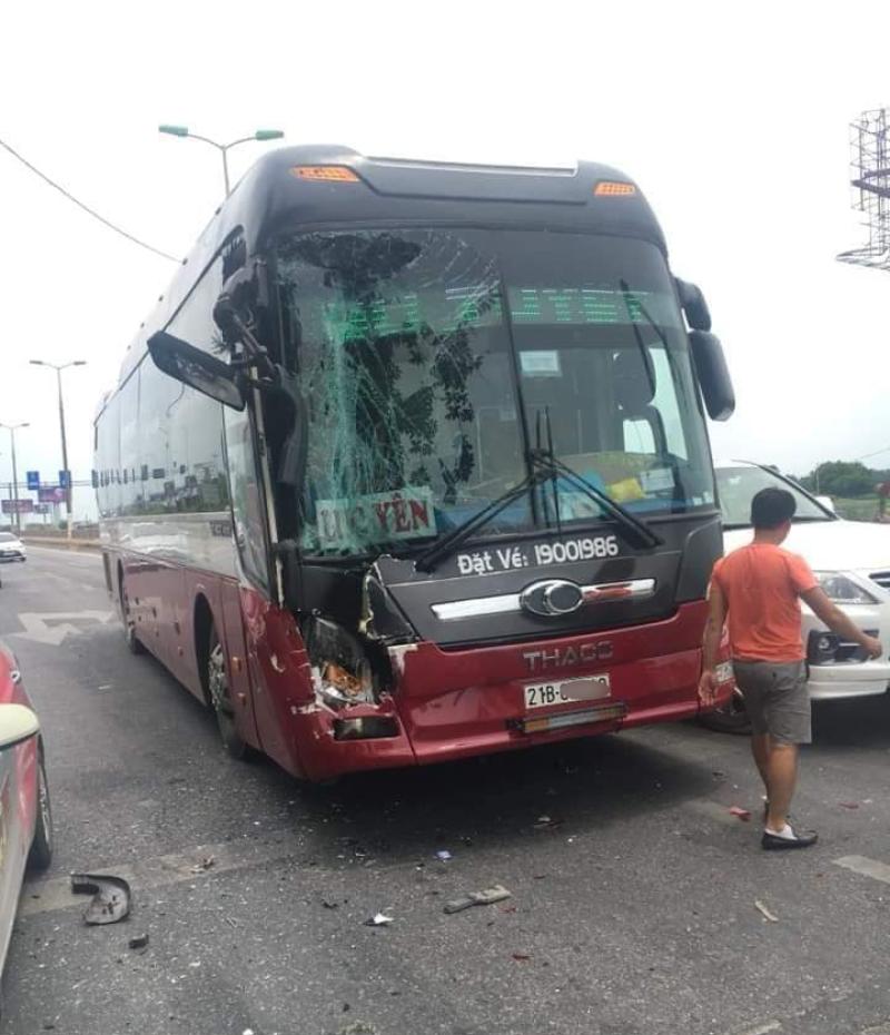 Chiếc ô tô khách vỡ đầu xe và kính lái